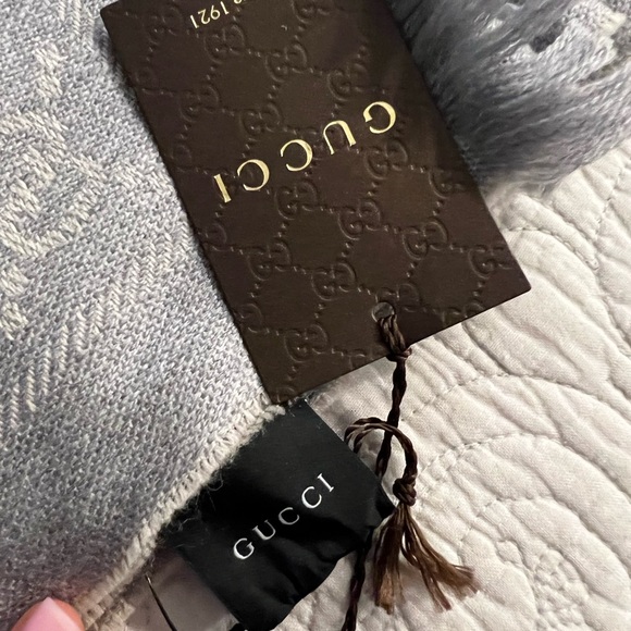 Gucci gray & beige scarf - Picture 4 of 6